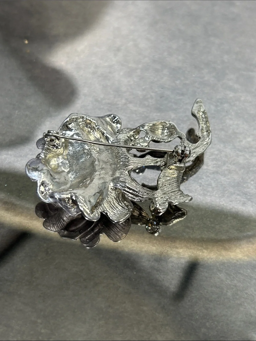 Elegant Silver-Tone Purple Rose Brooch - Gunmetal Gray Floral Pin